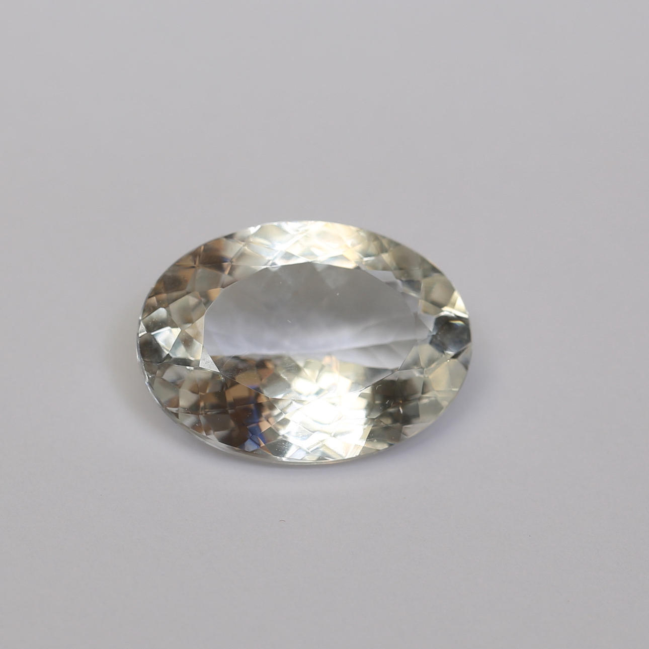 TOPAZ, blanco, claridad VVS, peso total aproximado de 26,5 ct.