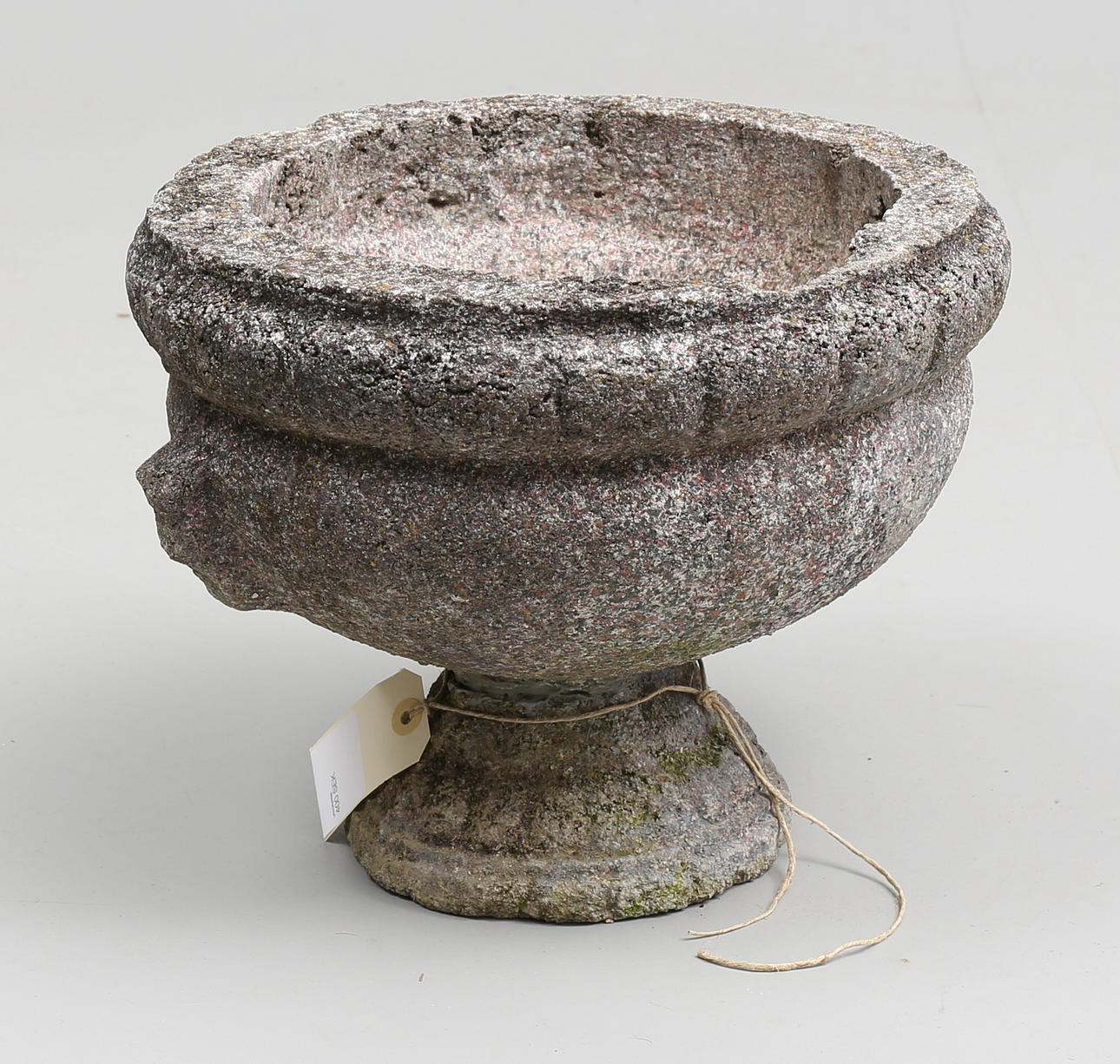 TRÄDGÅRDSURNA, sten, 1900-talets första hälft.