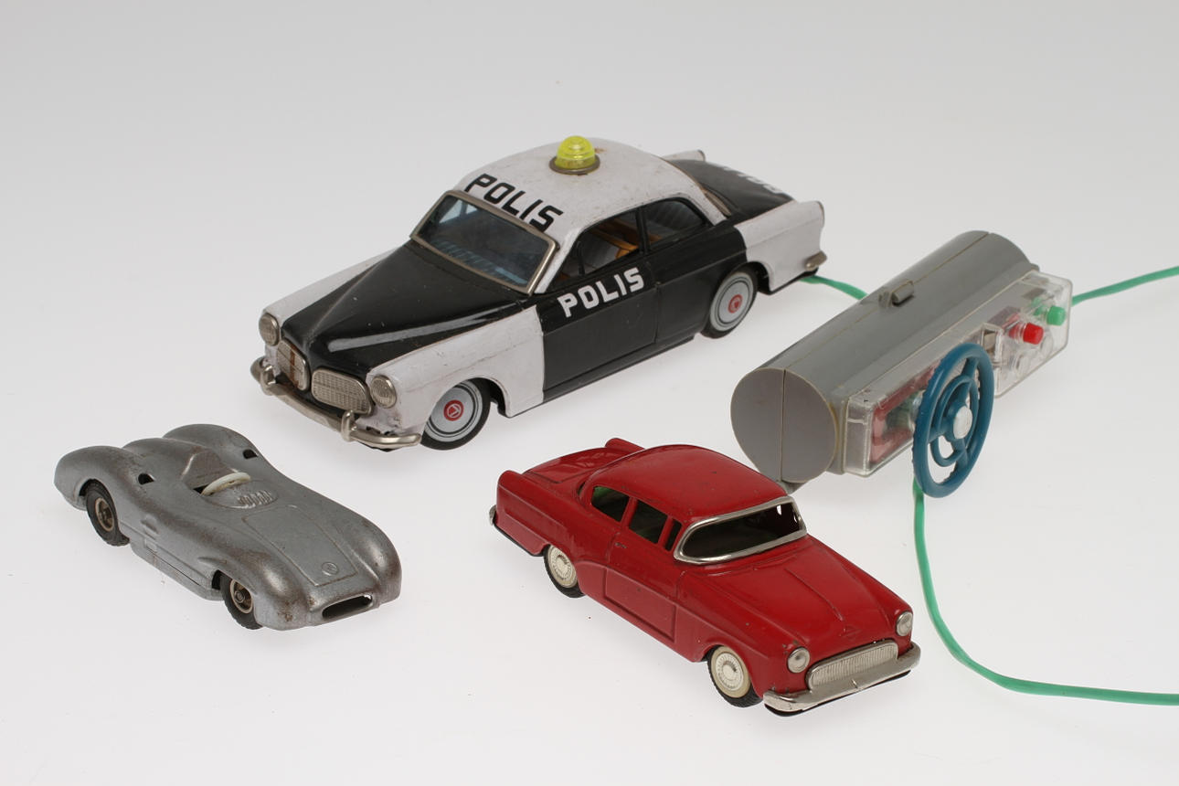 BANDAI, JAPAN VOLVO AMAZON, KELLERMAN, W.GERMANY SAMT YTTERLIGARE BIL MEDFÖLJER.