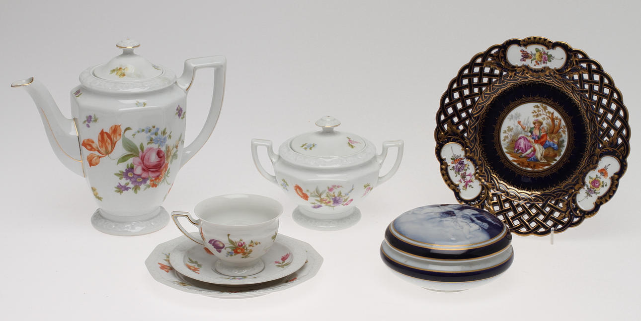 KAFFESERVIS 36 delar "Maria" Rosenthal, FAT Meissenliknande märke samt LOCKSKÅL Tharaud Limoges.