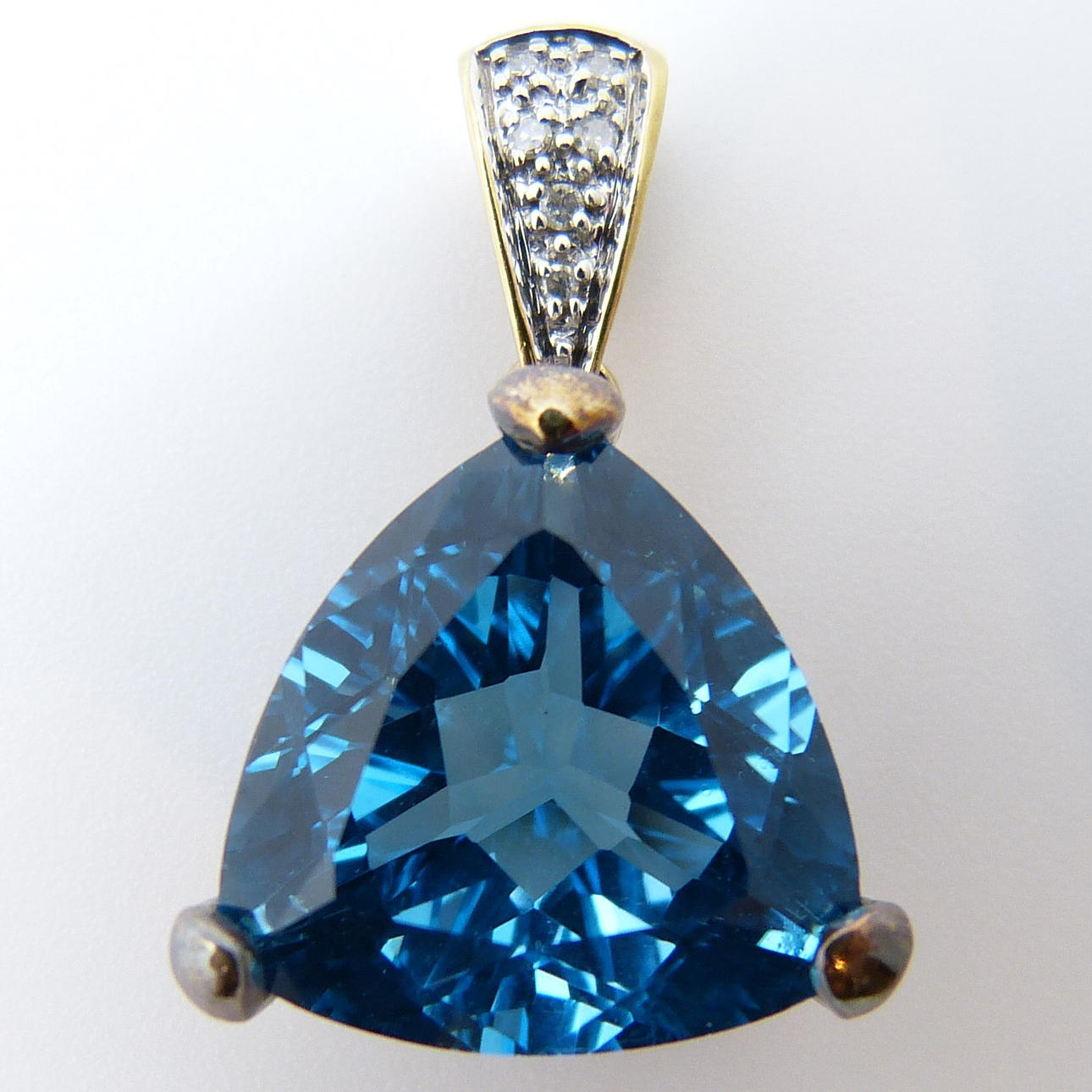 COLGANTE TOPACIO Y DIAMANTE 10CT.