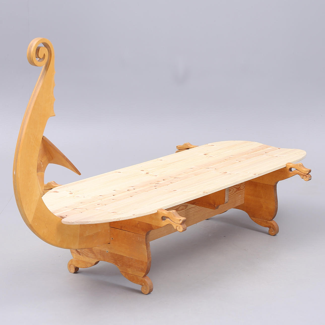 STEFÁN RICHTER. Bank/Tagesbett, Wikingerschiff.