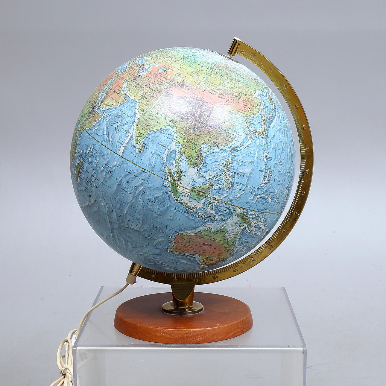 JORDGLOB, Scan-Globe A/S med belysning.