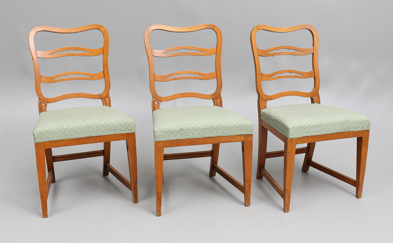 STOLAR, 3 st, sk skrattstolar, brickmärkta "AB Vin- och Spritcentralen", 1900-talets första hälft.