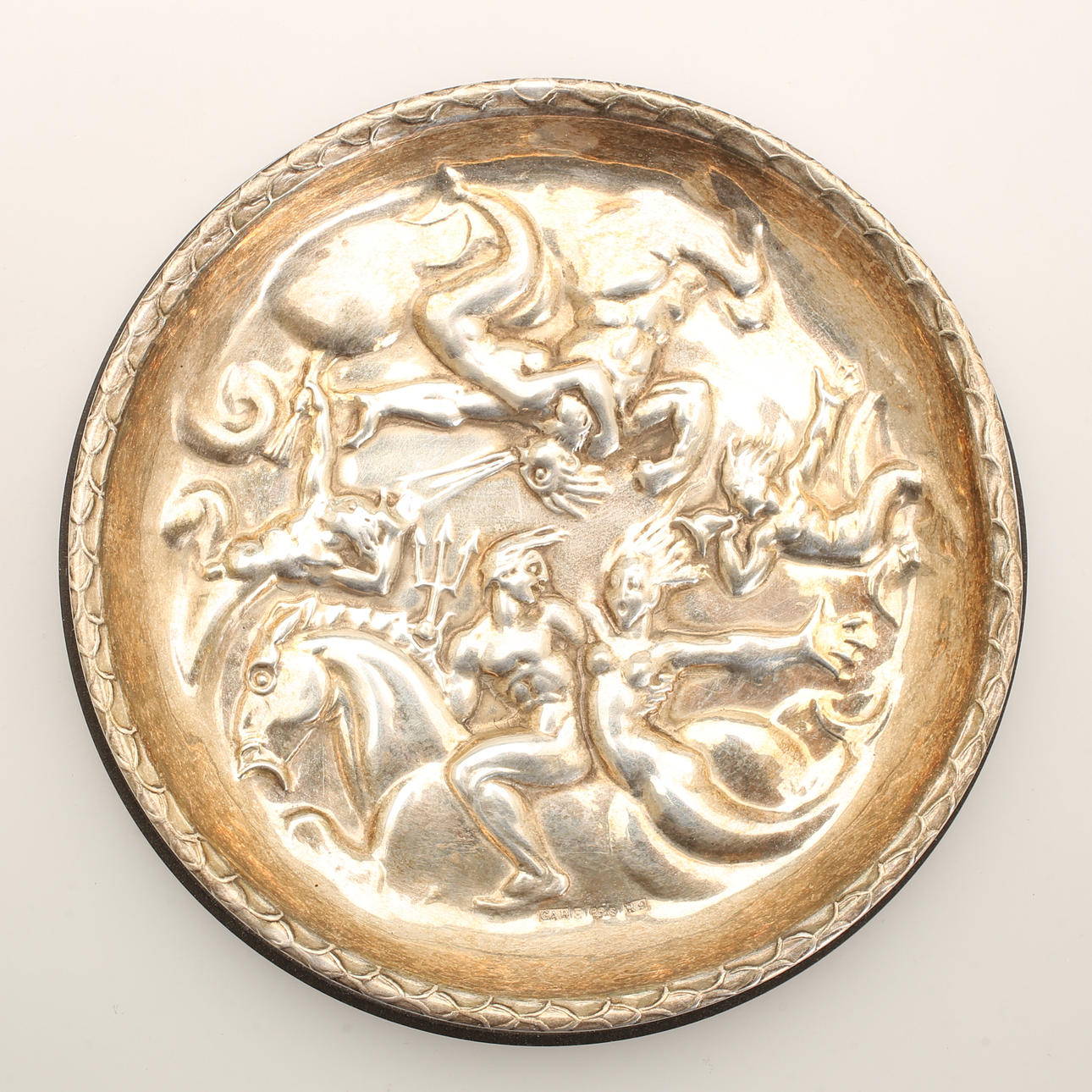 PLATE/COASTER, , sølv og bakelit, efter Carl Milles, "Vindens spil", GAB.