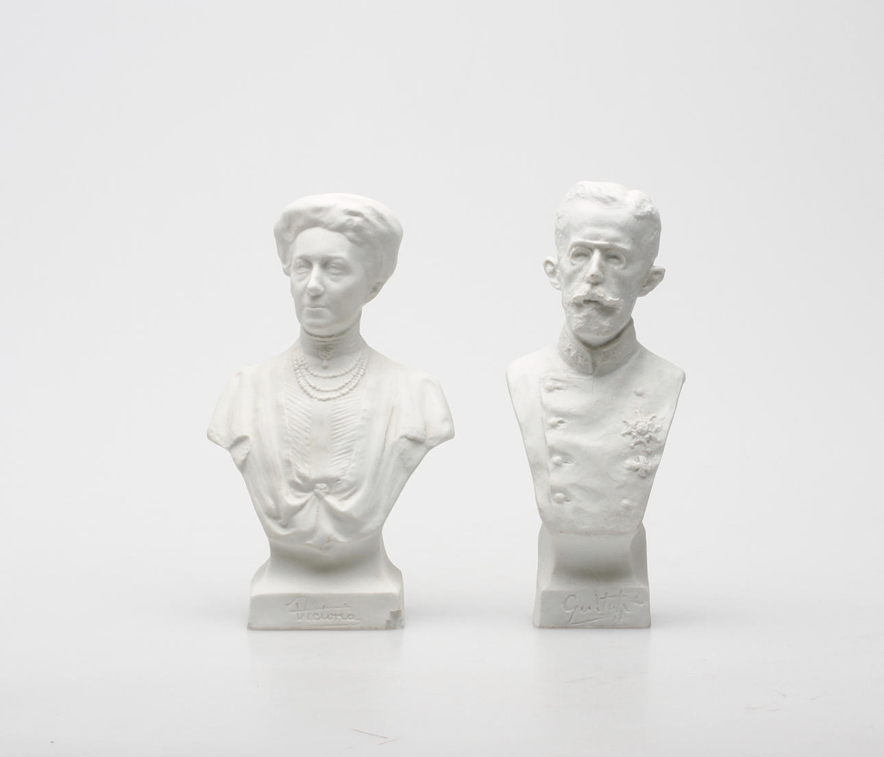 BYSTER, ett par, parian, Gustaf V samt Victoria., Rörstrand, sekelskiftet.