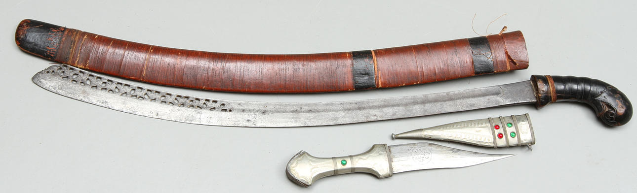 ORIENTALISKA VAPEN, 2 st, Dolk och svärd.