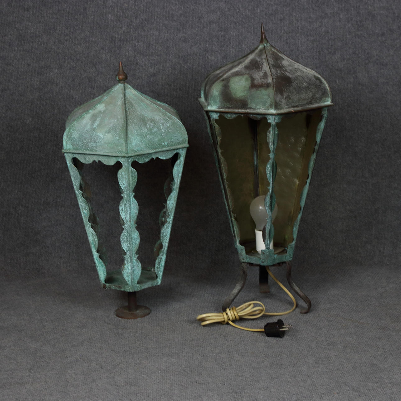 UTELYKTOR, 2 st. koppar och glas, snarlika.