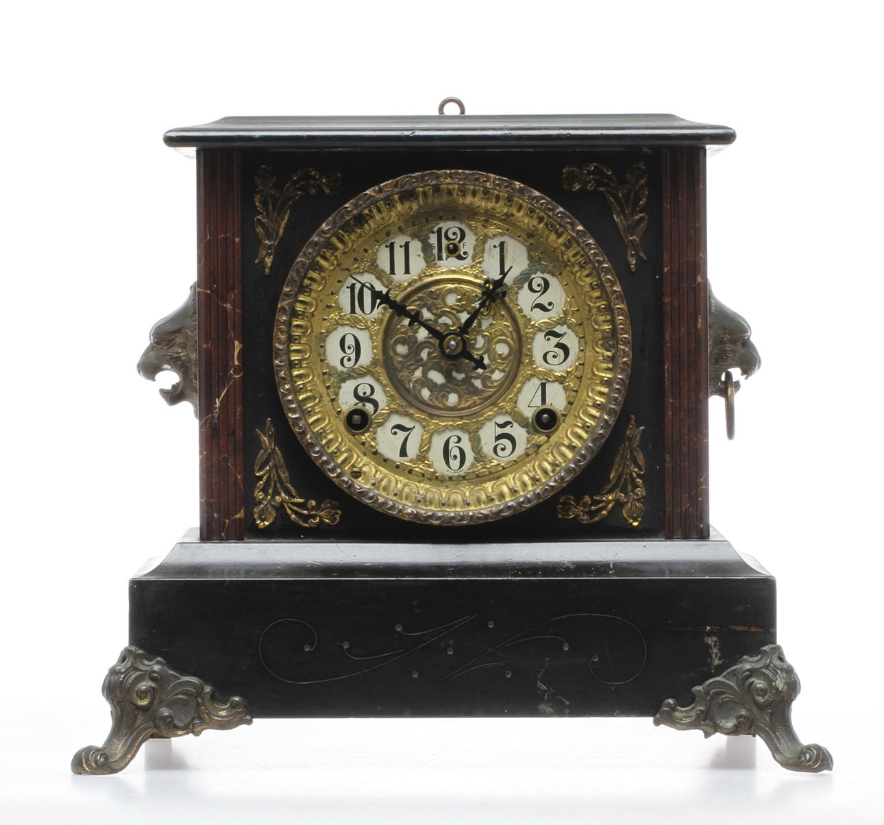 BORDSPENDYL, bemålat träfodral, urverk William L. Gilbert Clock Company, Winstead Connecticut, USA. 1800-talets slut.