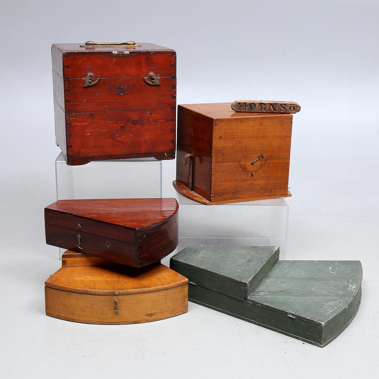 SCHATULL, 5 pcs., wood, for nautical instruments, and nameplate "Hornsö", 19th/20th century.