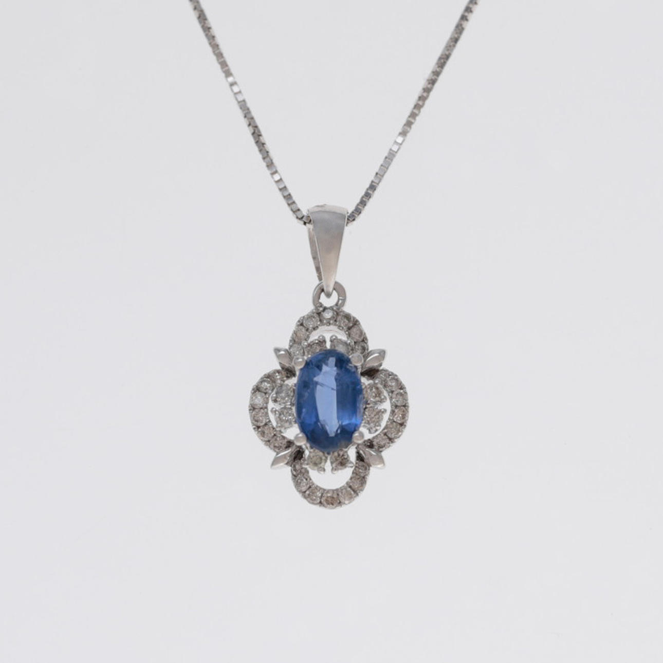 Kyaniitti ja timanttiriipus.