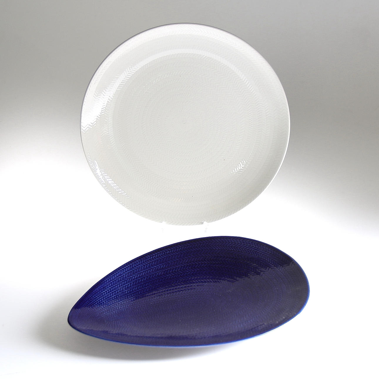 FAT, 2 st, "Blå Eld" Herta Bengtsson, Rörstrand, 1900-talets andra hälft.