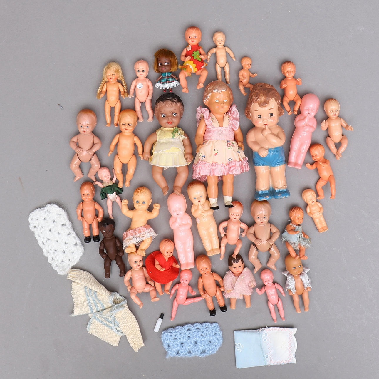 SMÅ DOCKOR, 32 st, plast, vinyl.