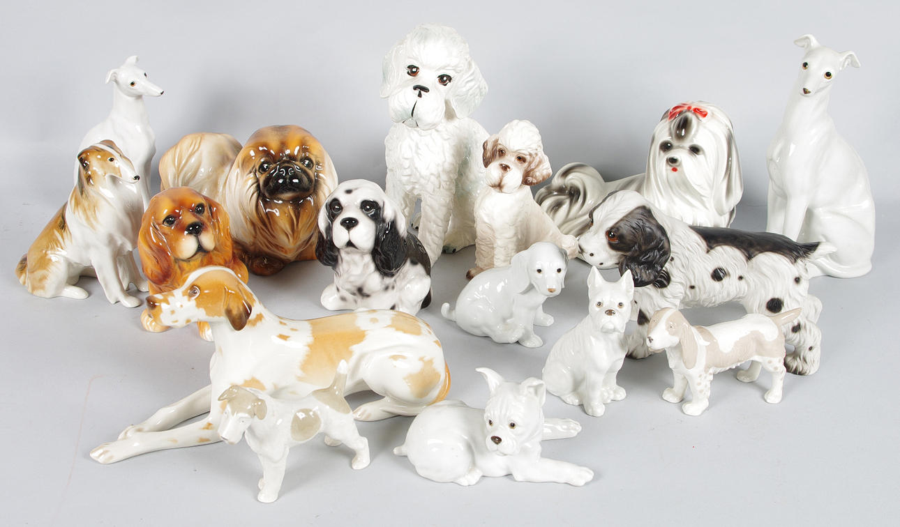 PORSLINSFIGURER, hundar, omärkta.