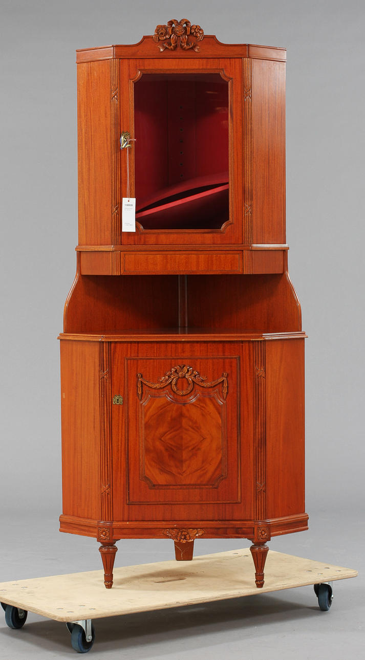 HÖRNVITRINSKÅP, 1900-tal.