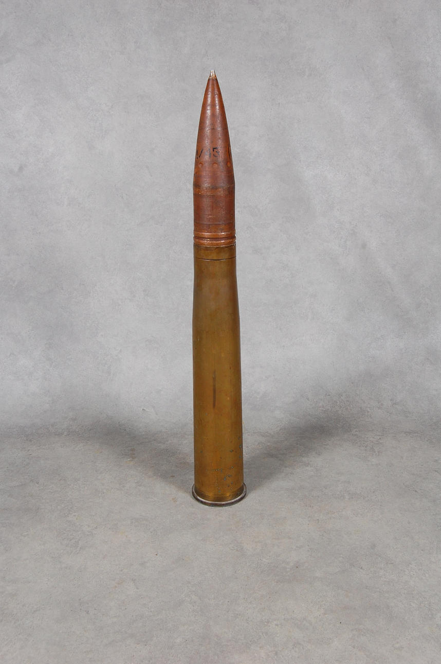 ARTILLERI PATRON, märkt med marinens stämpel, M 45 Bofors 511.