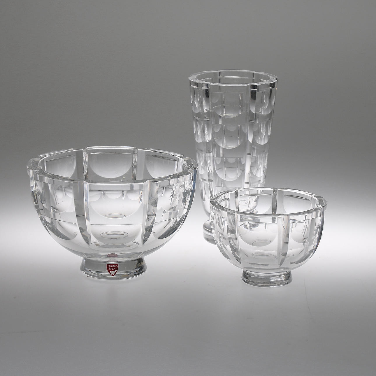 VAS samt SKÅLAR, 2 st, "Tusen fönster", Simon Gate för Orrefors, formgiven 1934.