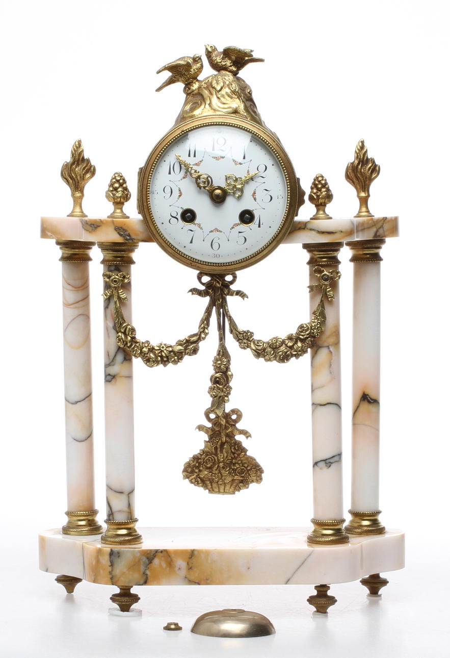 BORDSPENDYL, metall och marmor, urverk märkt "S.H Paris", 1900-talets första hälft.