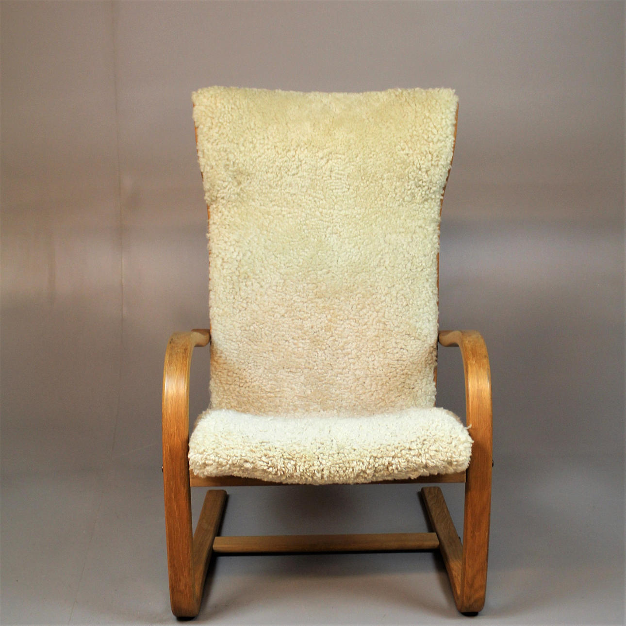 FÅTÖLJ med lammull.