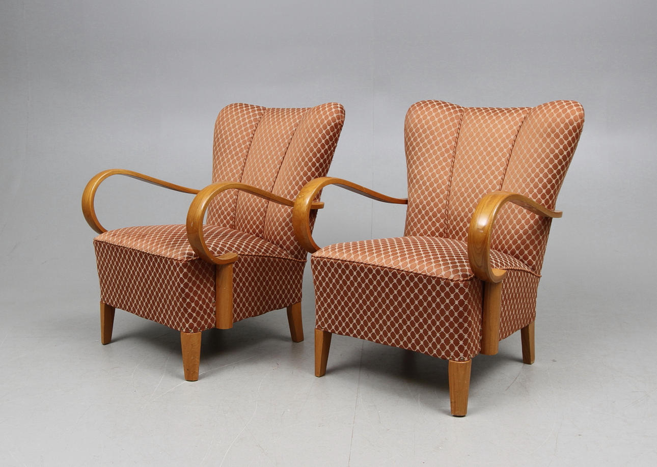 FÅTÖLJER, ett par, alm, 1930/40-tal.