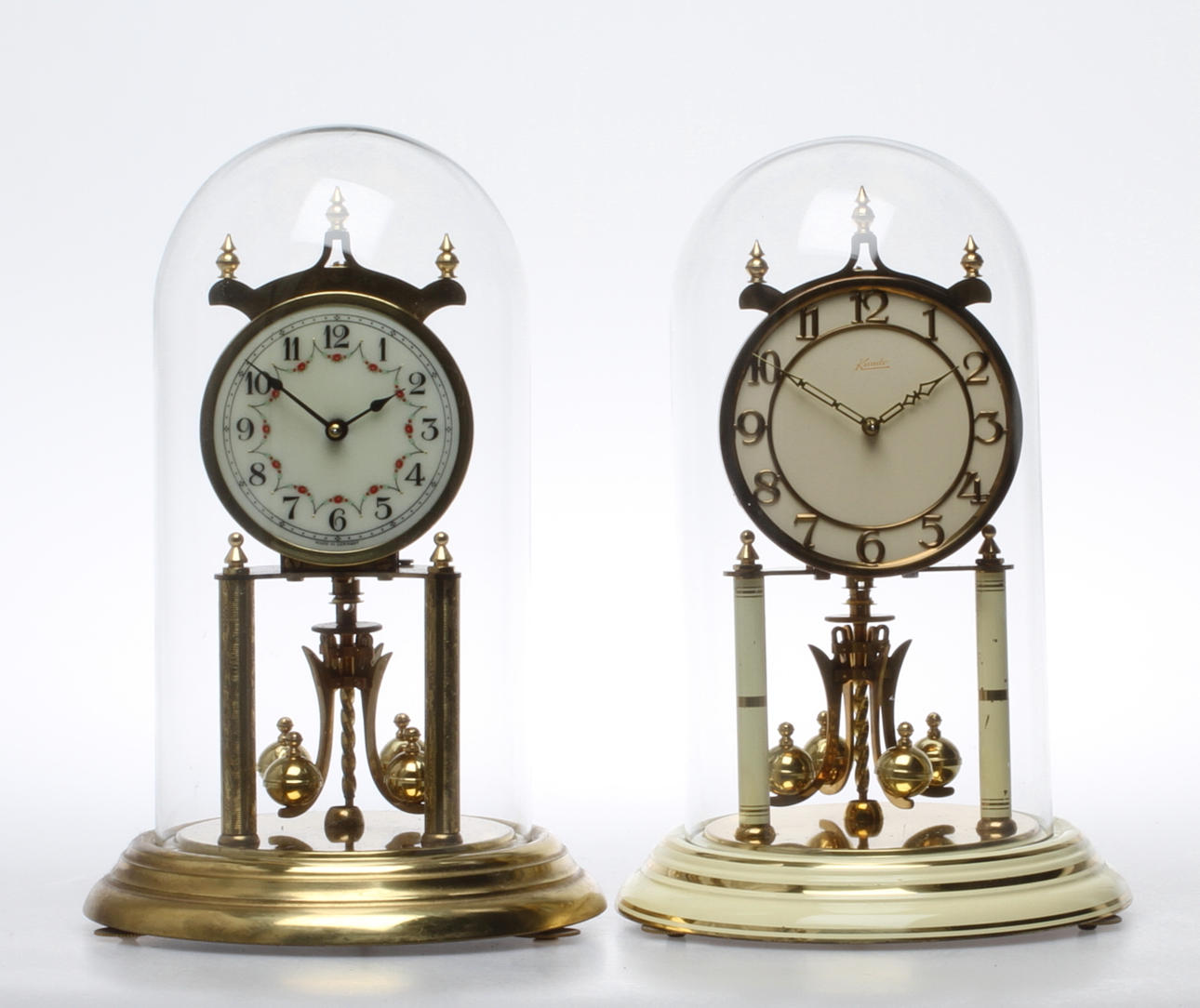 ÅRSUR 2 st, varav ett urverk märkt Kieninger & Obergfell Tyskland. 1900-tal.