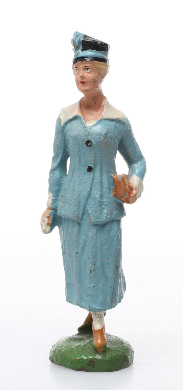 ELASTOLIN DAM i ljusblå dräkt, hatt och handväska.