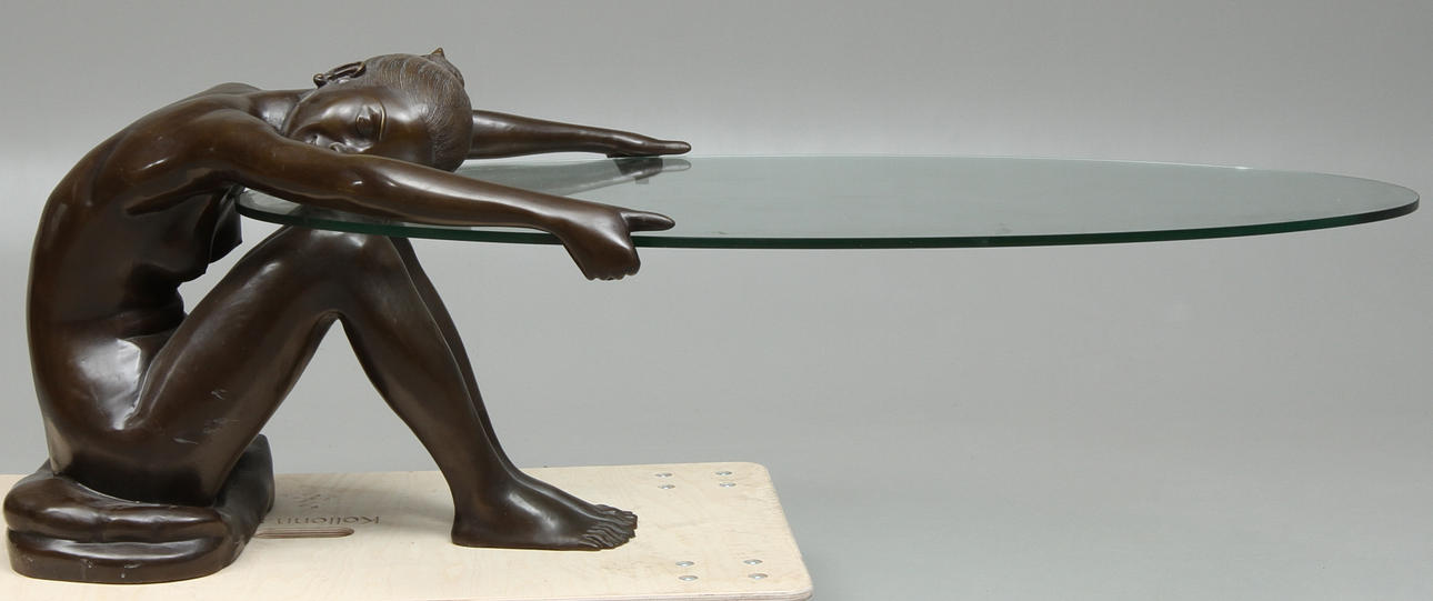 SOFFBORD, underrede i form av kvinna, brons och glas, 1900-tal.