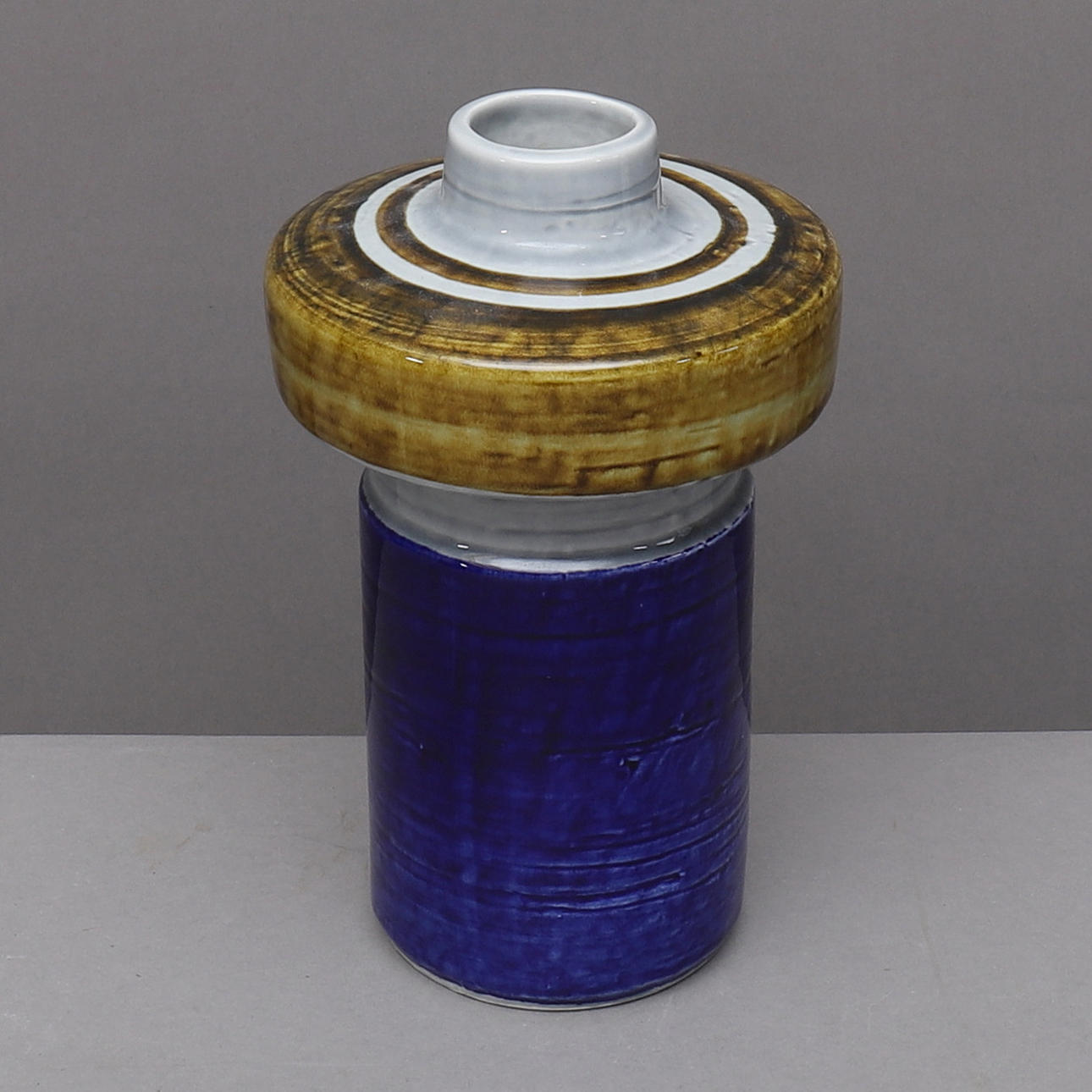 OLLE ALBERIUS. vas, ''Titus'', handmålad, stengods, Rörstrand.