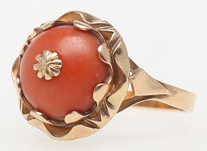 RING MED KORALL, rödguld, 14K.