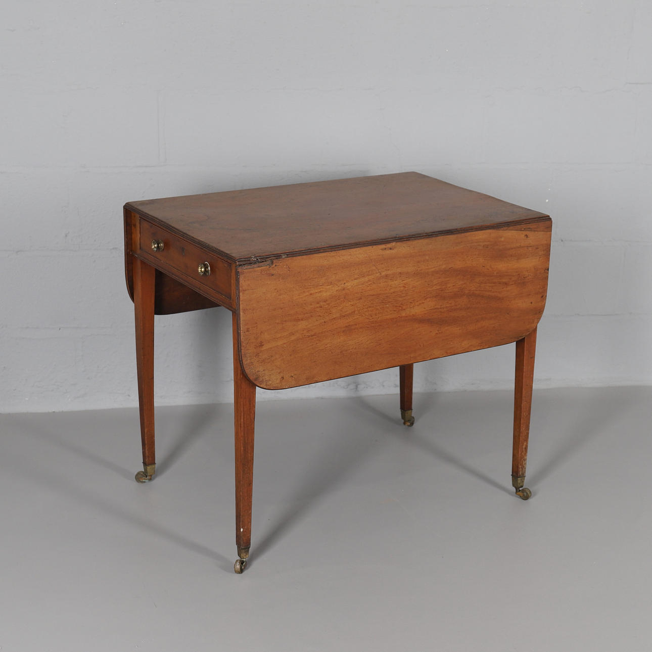 UNA MESA DE PEMBROKE DE CAOBA.