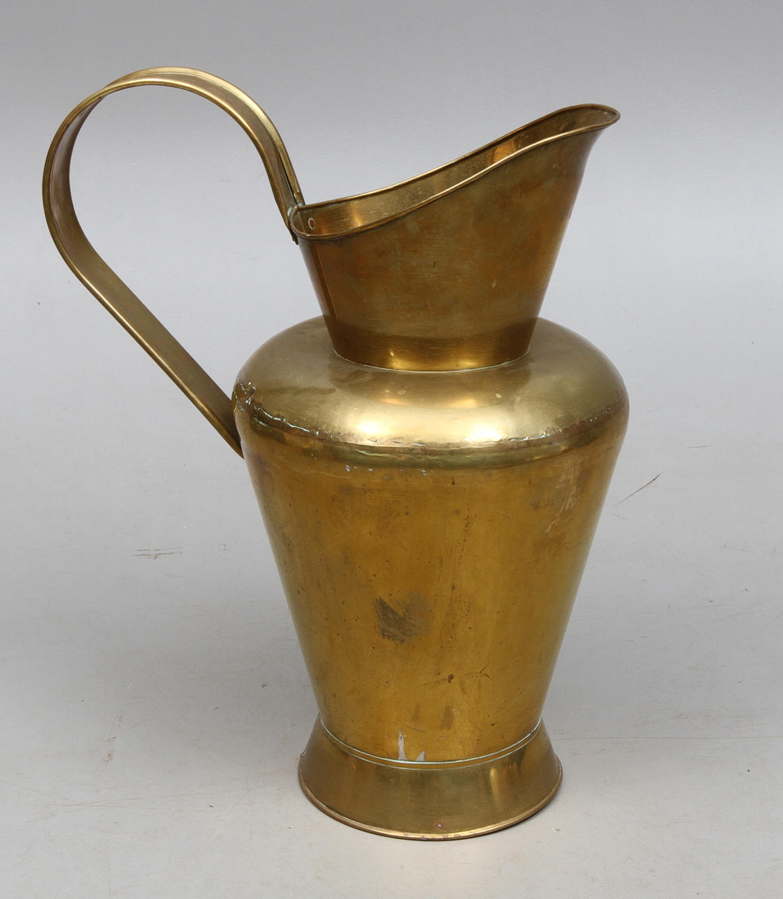 PARAPLYSTÄLL, i form av mässingskanna, 1900-tal.