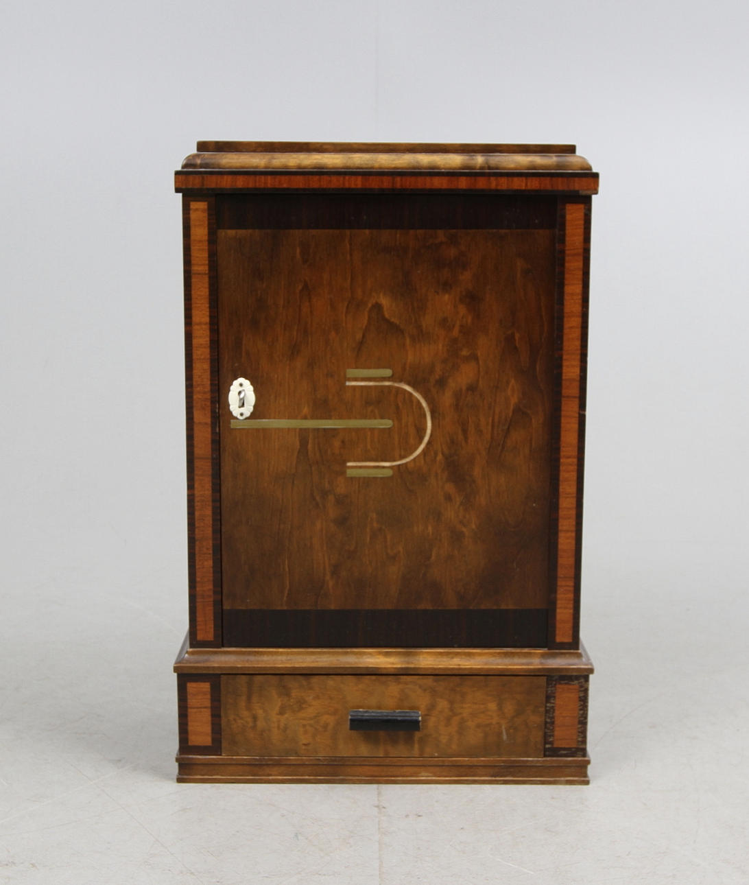 VÄGGSKÅP, Alm, björk och zebrano, art deco, 1900-talets första hälft.