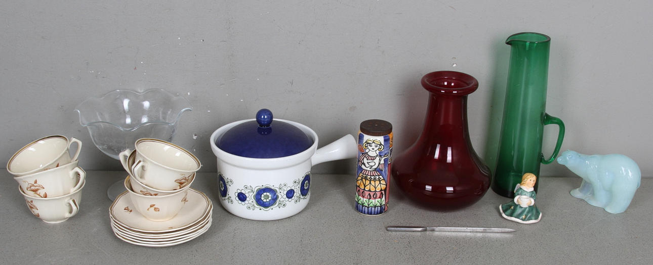 GLAS- och PORSLINSFÖREMÅL m.m, bland annat Goebel och Reijmyre, 1900-tal.