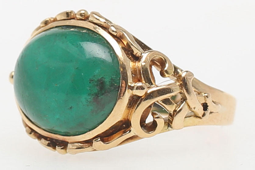 RING MED GRÖN STEN, rödguld, 18K, otydliga stämplar, Stockholm.