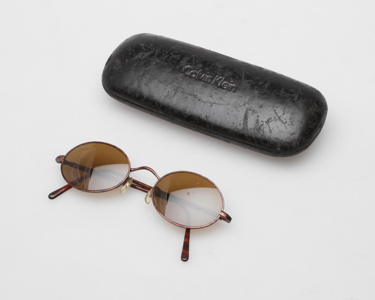 SOLGLASÖGON, Calvin Klein, USA.