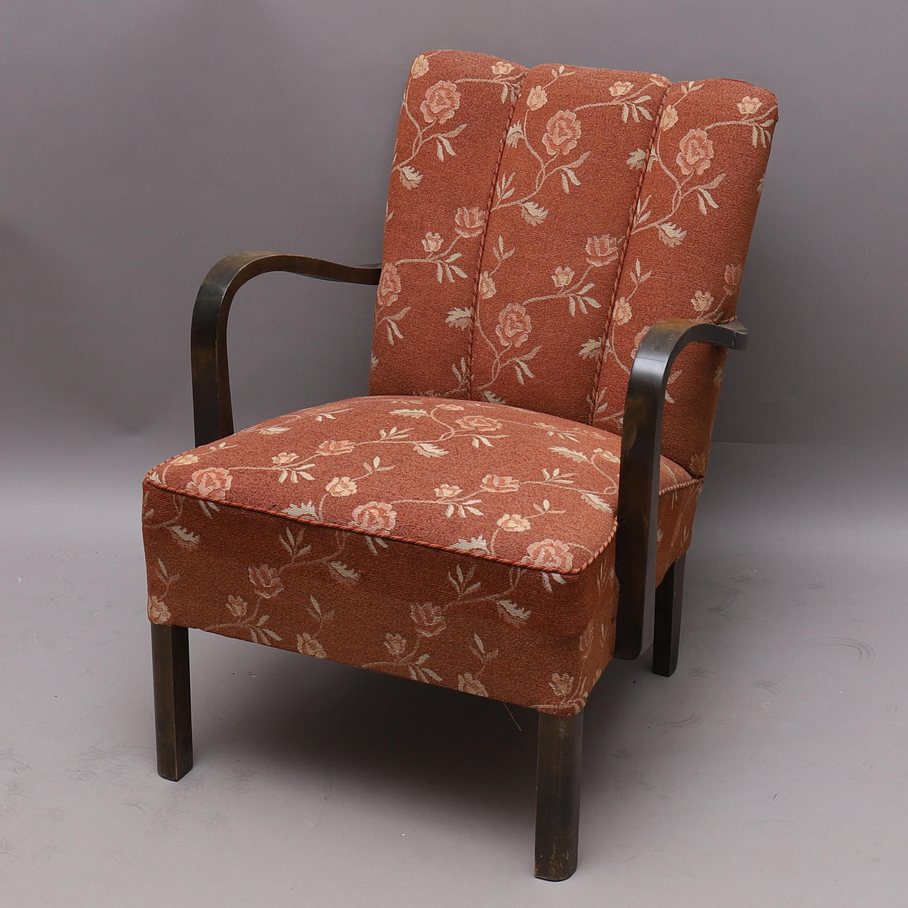 FÅTÖLJ, blommig klädsel, sadelgjord.