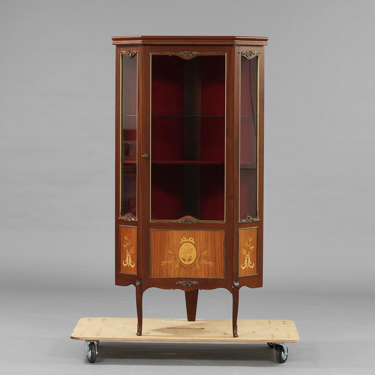 VITRINSKÅP, 1900-tal.