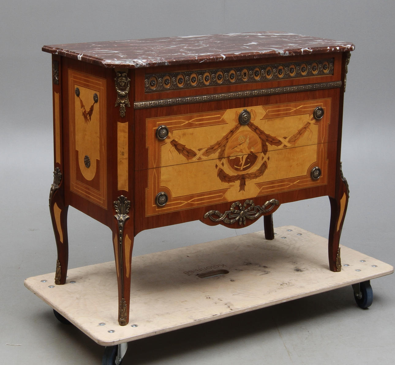 BYRÅ, Gustaviansk stil, 1900-tal.