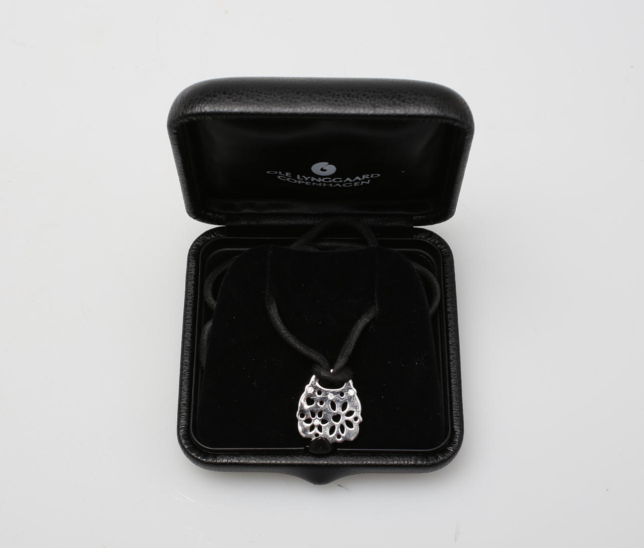 OLE LYNGGAARD. HALSSMYCKE, Vitguld och briljanter.