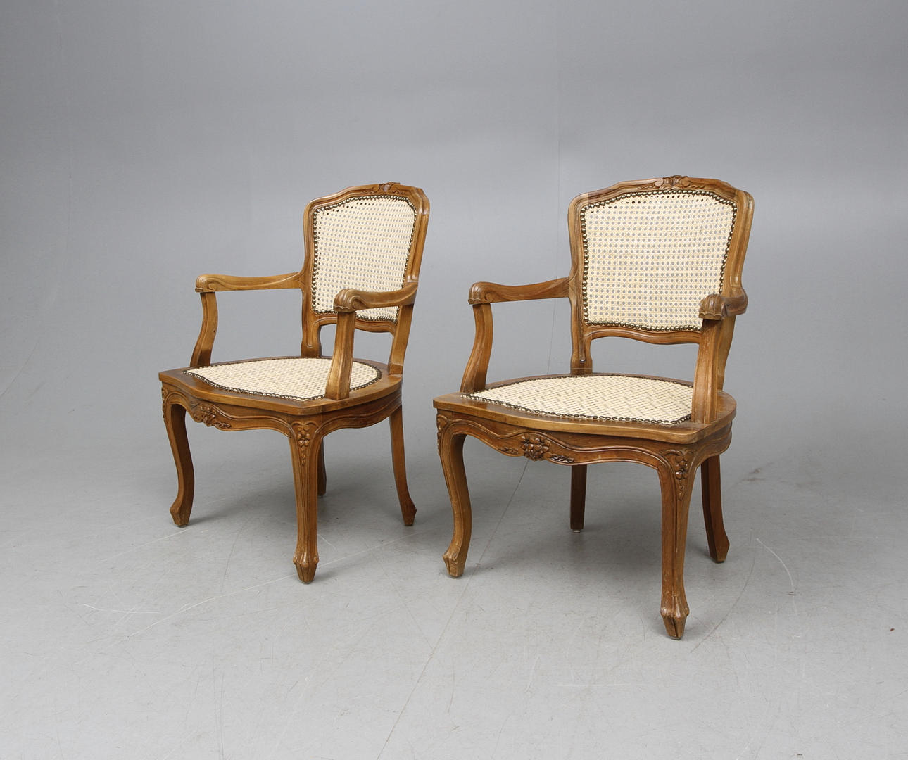 KARMSTOLAR, ett par ,rokokostil, 1900 tal.