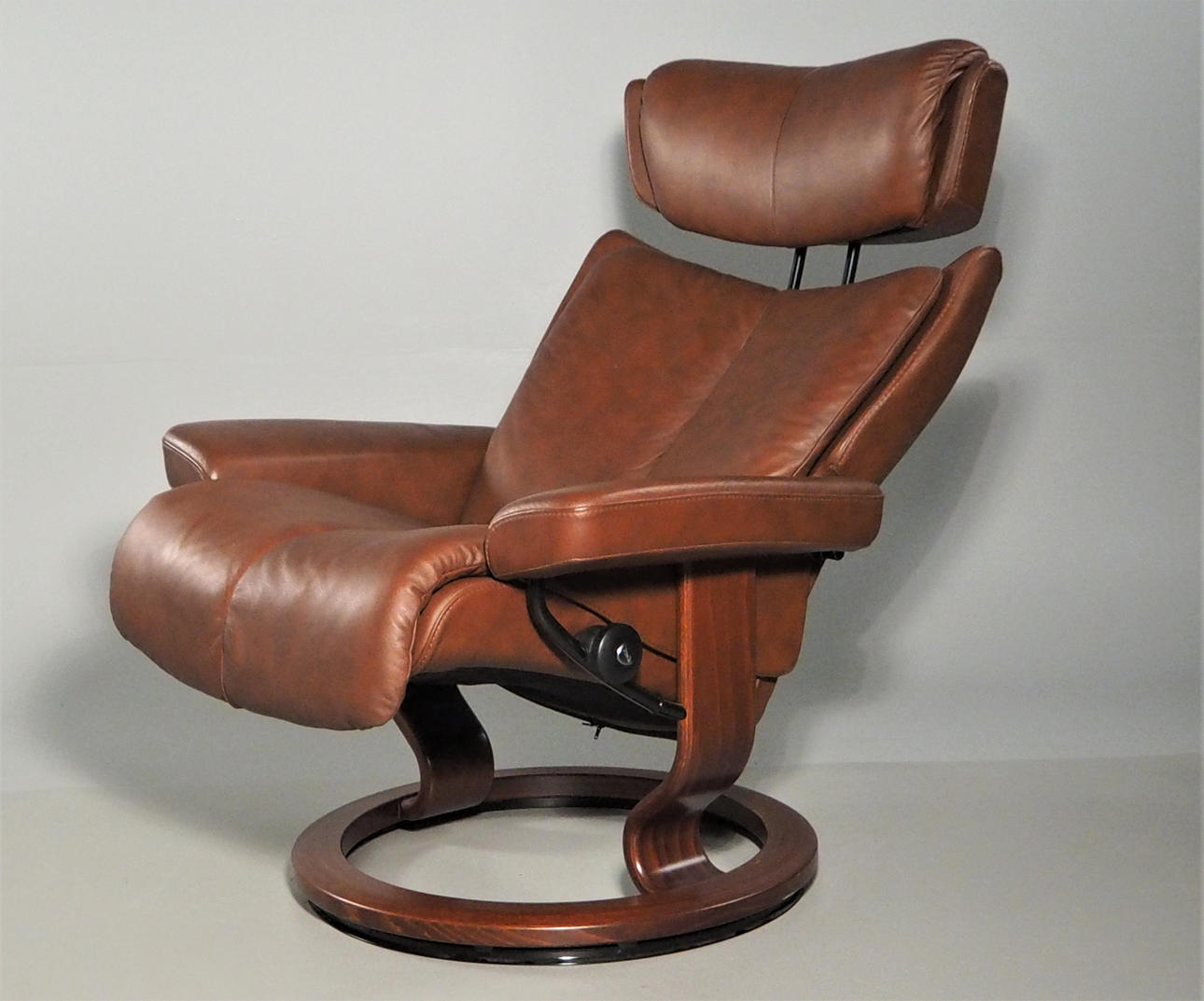 SESSEL MIT TABLETT, „Stressless Magic“, Ekornes 2015.