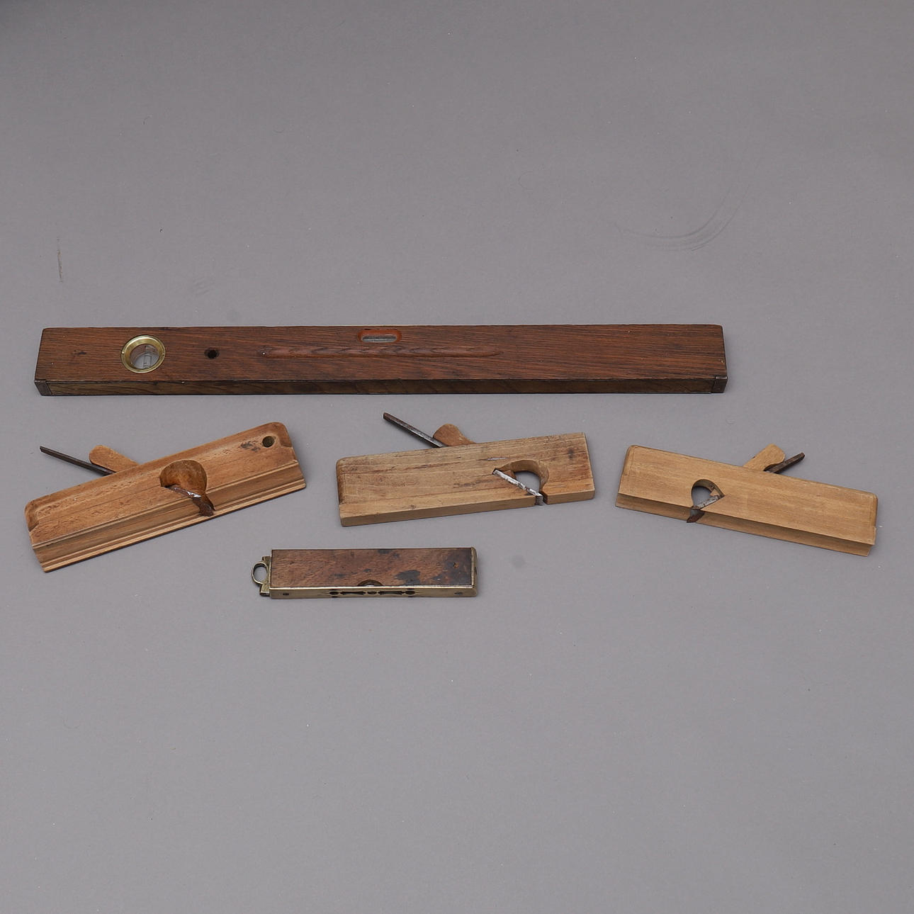 VATTENPASS OCH HYVLAR, 5 delar, trä/mässing.