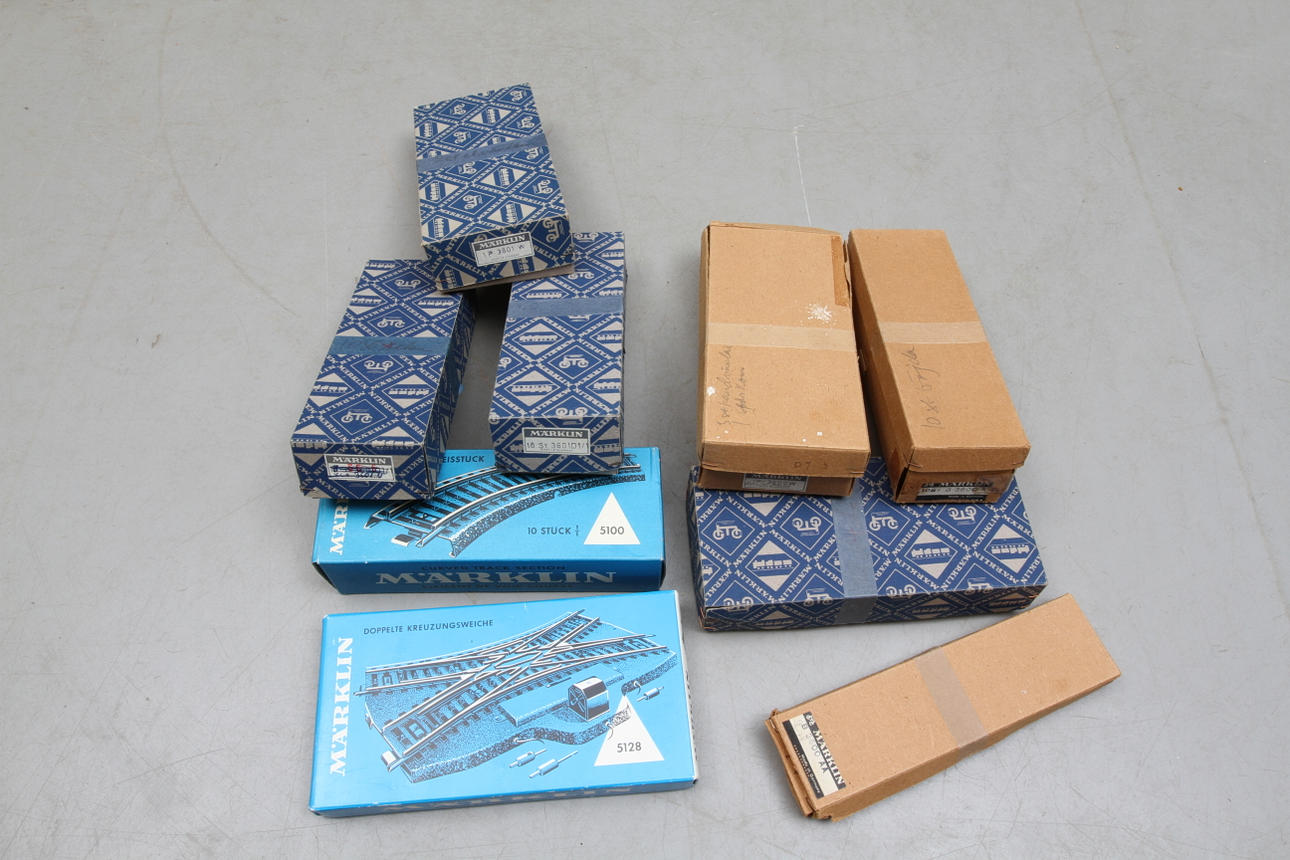 MÄRKLIN RÄLS och VÄXLAR i originalkartong, Bland annat korsväxel 5128 och el-växlar.