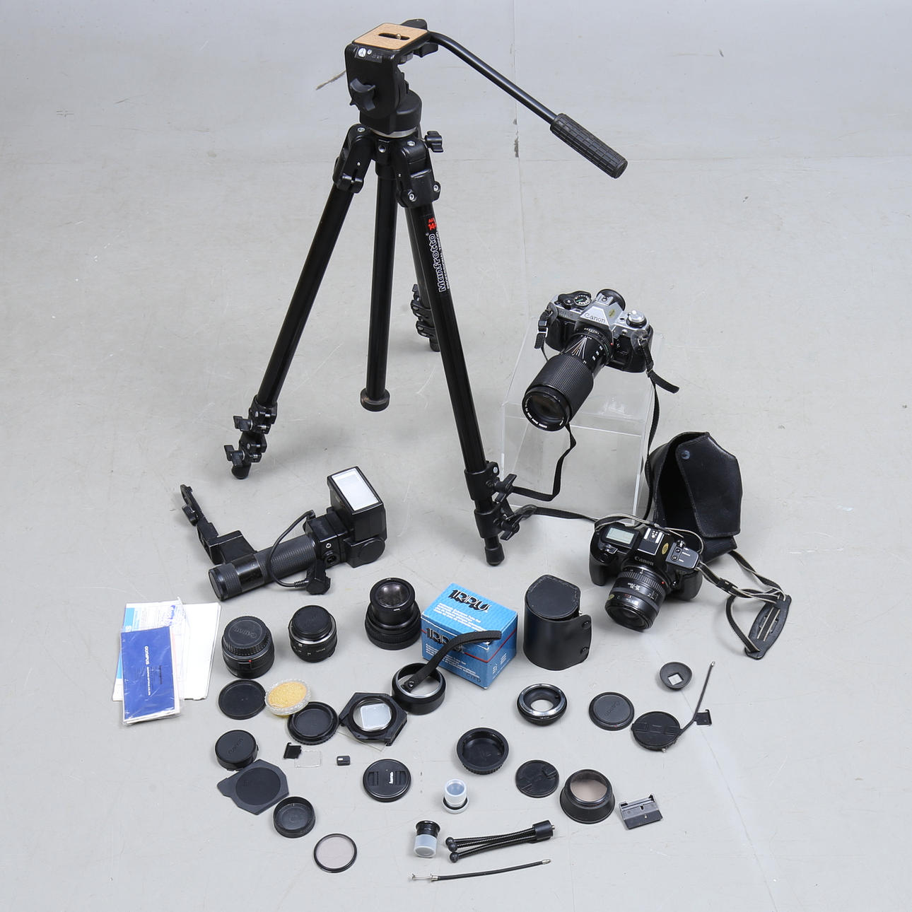 STATIV OG KAMERAER og LINSER, inklusive Canon AE-1.