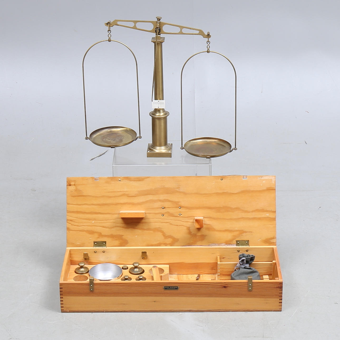 BALANCING SCALE, with accessories in box. Miscellaneous - Miscellaneous ...