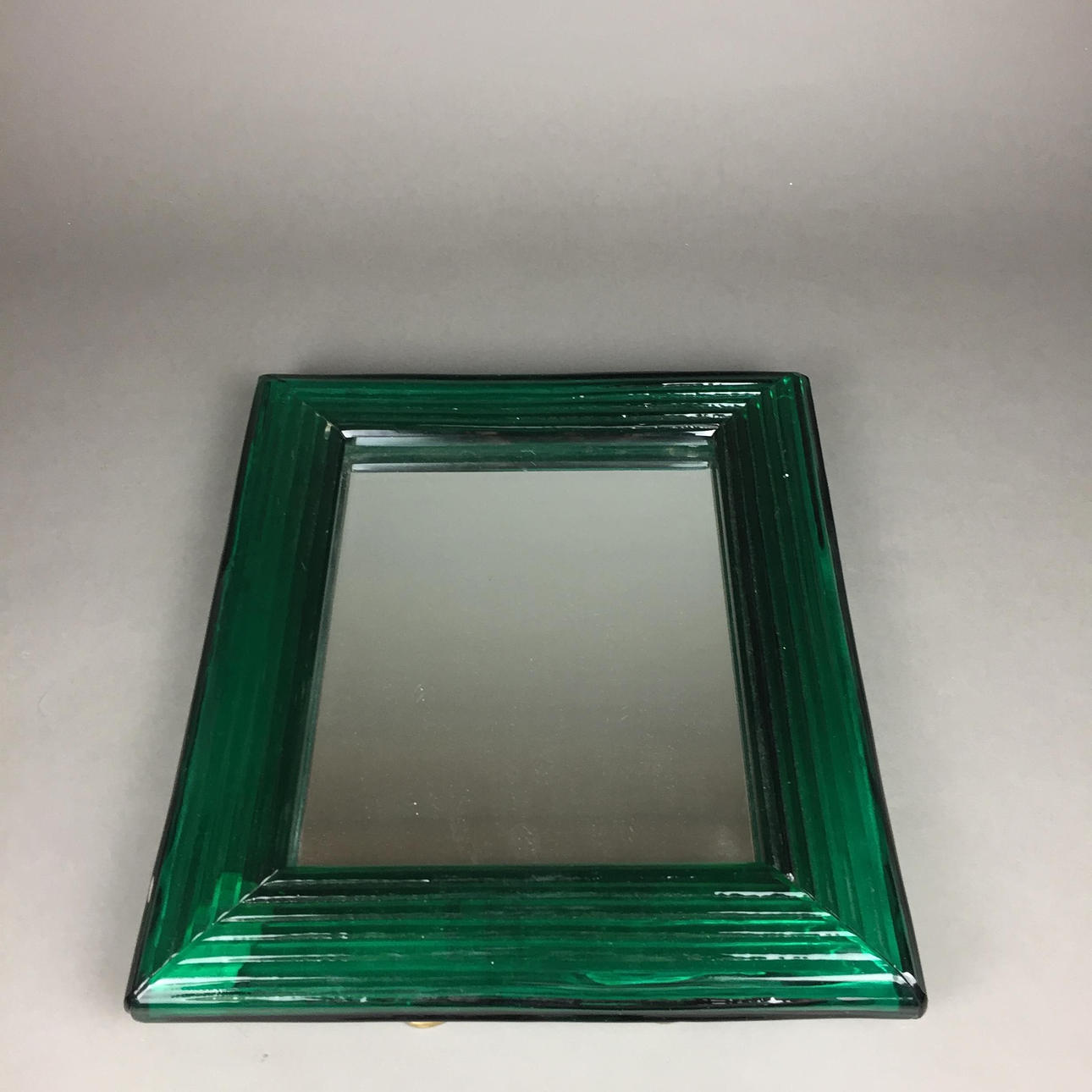 - ESPEJO DE MESA con marco de cristal verde.