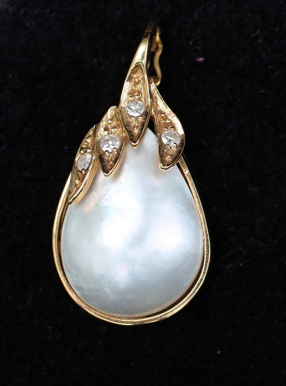 MABÉ PERLE med 4 diamanter.