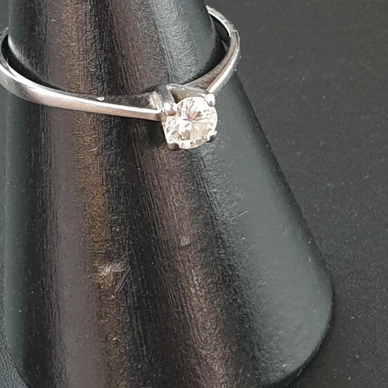 DIAMANTRING - hvidguld 750/000, ring str. 57.