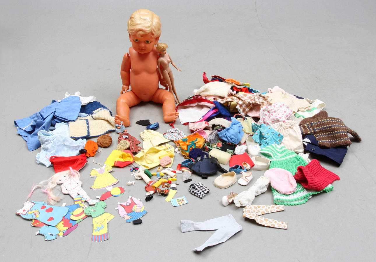 POJKDOCKA CELLULOID JAPAN och en äldre BARBIE . Ett fåtal originalkläder.