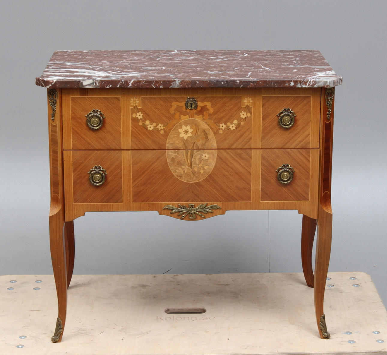 BYRÅ, med stenskiva, gustaviansk stil, 1900-tal.